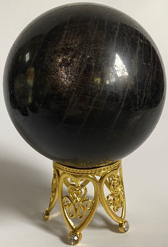 Sfera unicat de 6.7cm din piatra semipretioasa de labradorit pe suport auriu cu fundal alb