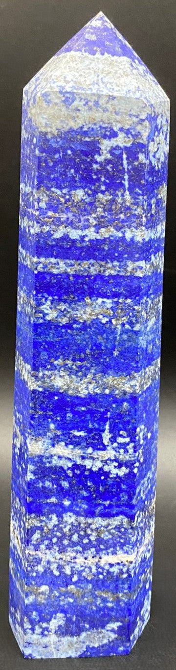 Obelisc din piatra semipretioasa de lapis lazuli pe fundal negru