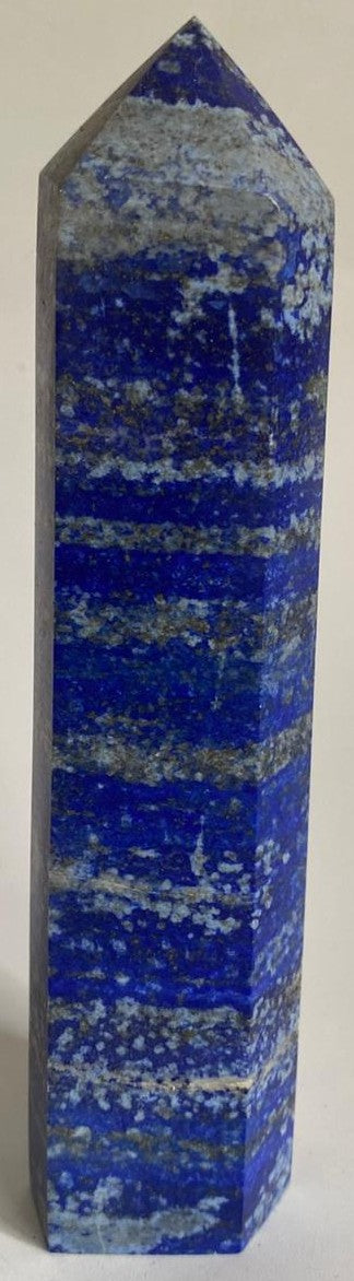 Obelisc din piatra semipretioasa de lapis lazuli pe fundal alb