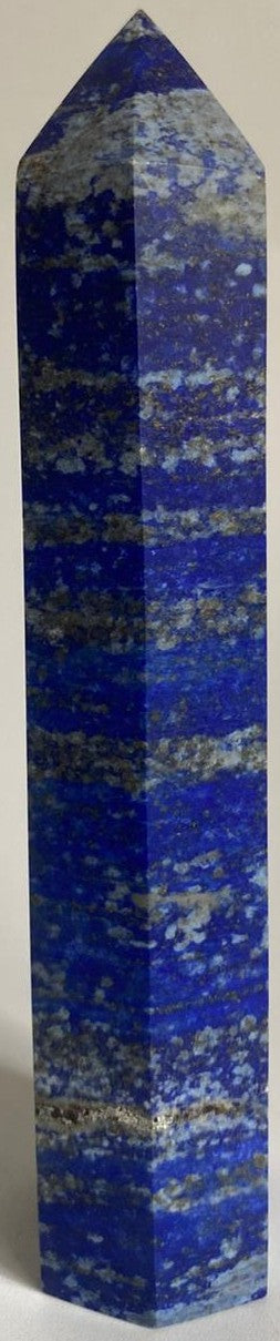 Obelisc din cristal de lapis lazuli pe fundal alb