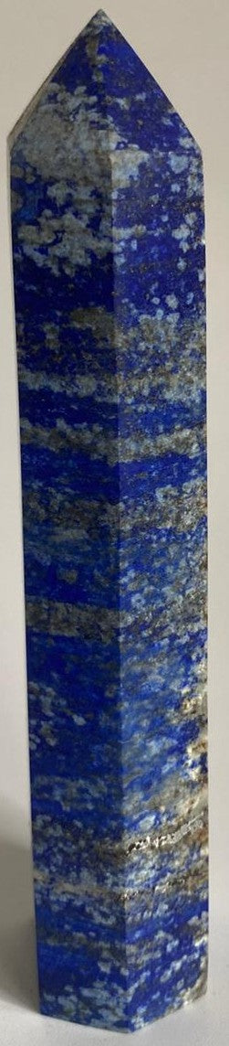 Obelisc de 15.4cm din cristal de lapis lazuli pe fundal alb