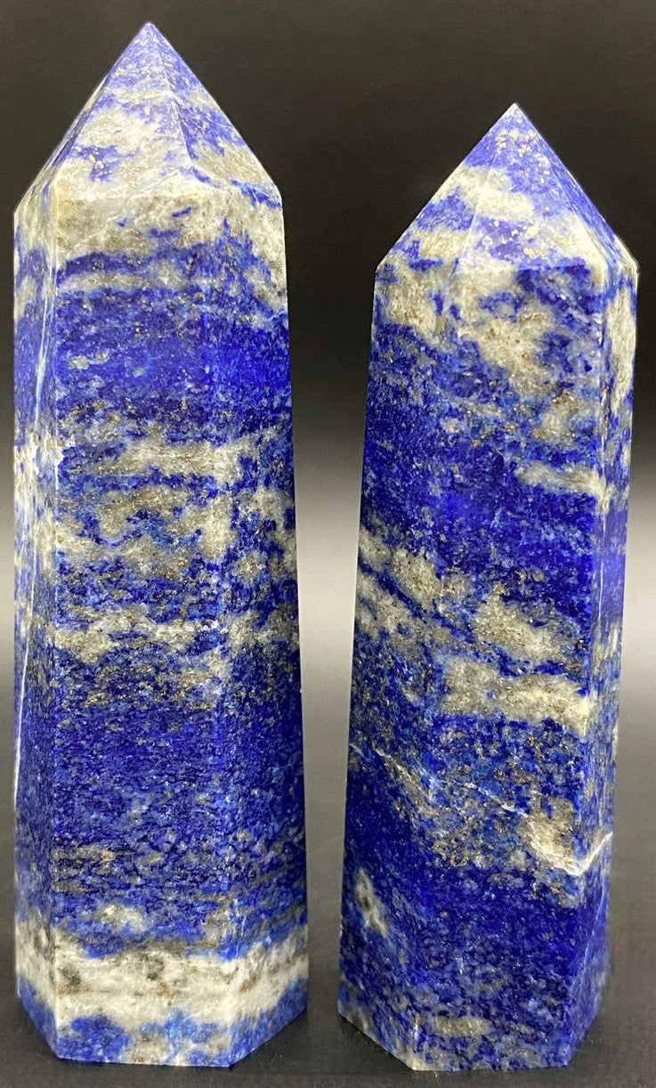 Set obeliscuri din piatra semipretioasa de lapis lazuli pe fundal negru