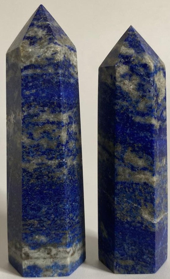 Set obeliscuri din piatra semipretioasa de lapis lazuli pe fundal alb