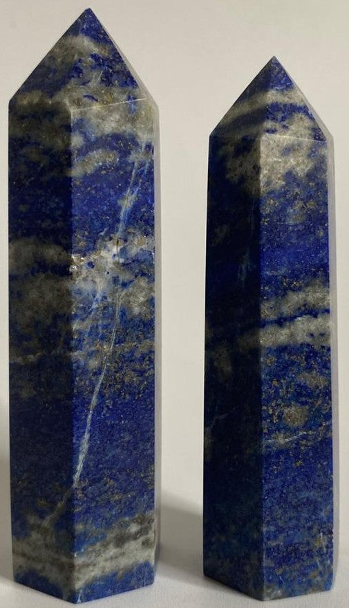 Set obeliscuri din cristal de lapis lazuli pe fundal alb