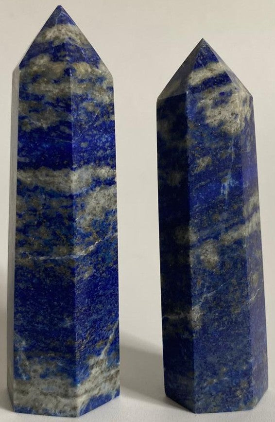 Set obeliscuri decorative din piatra semipretioasa de lapis lazuli pe fundal alb