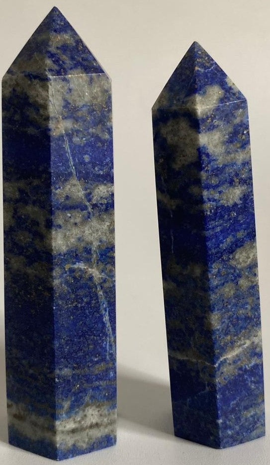 Set obeliscuri decorative din cristal de lapis lazuli pe fundal alb