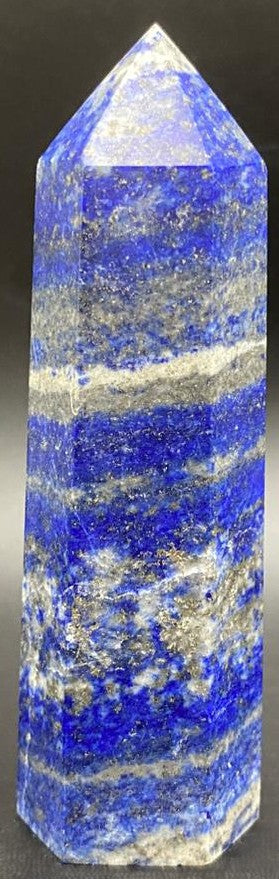 Obelisc din piatra semipretioasa de lapis lazuli pe fundal negru