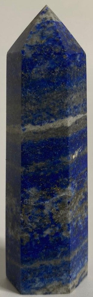 Obelisc din piatra semipretioasa de lapis lazuli pe fundal alb