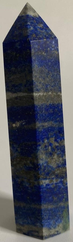 Obelisc din cristal de lapis lazuli pe fundal alb