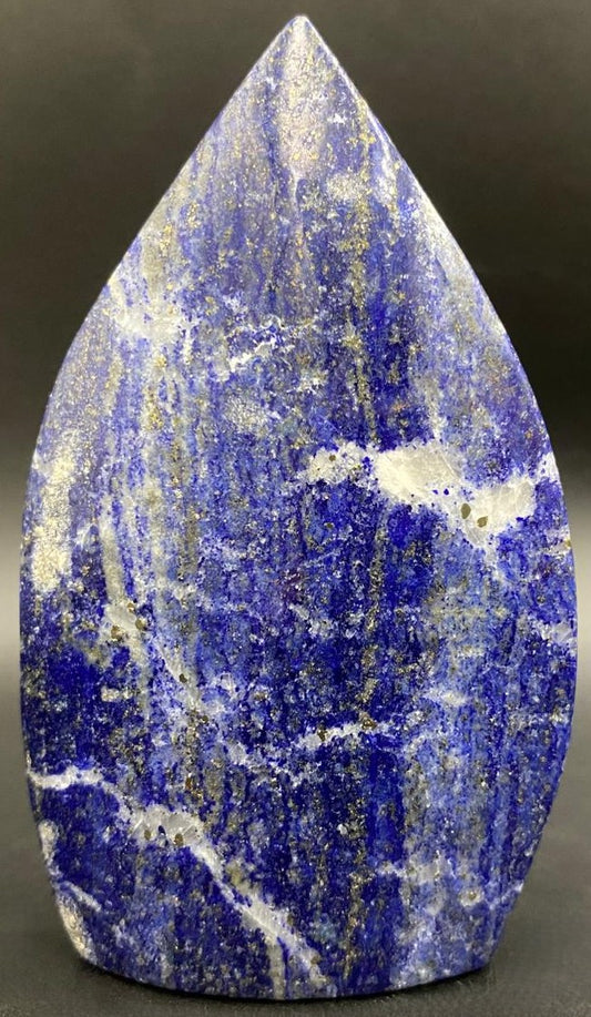 Sculptura din piatra semipretioasa de lapis lazuli pe fundal negru