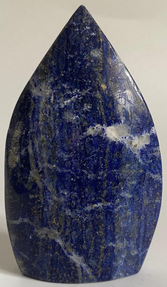 Sculptura din piatra semipretioasa de lapis lazuli pe fundal alb