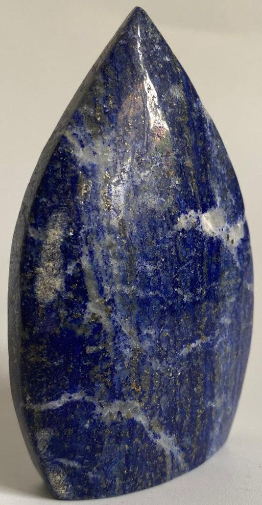 Sculptura din cristal de lapis lazuli pe fundal alb