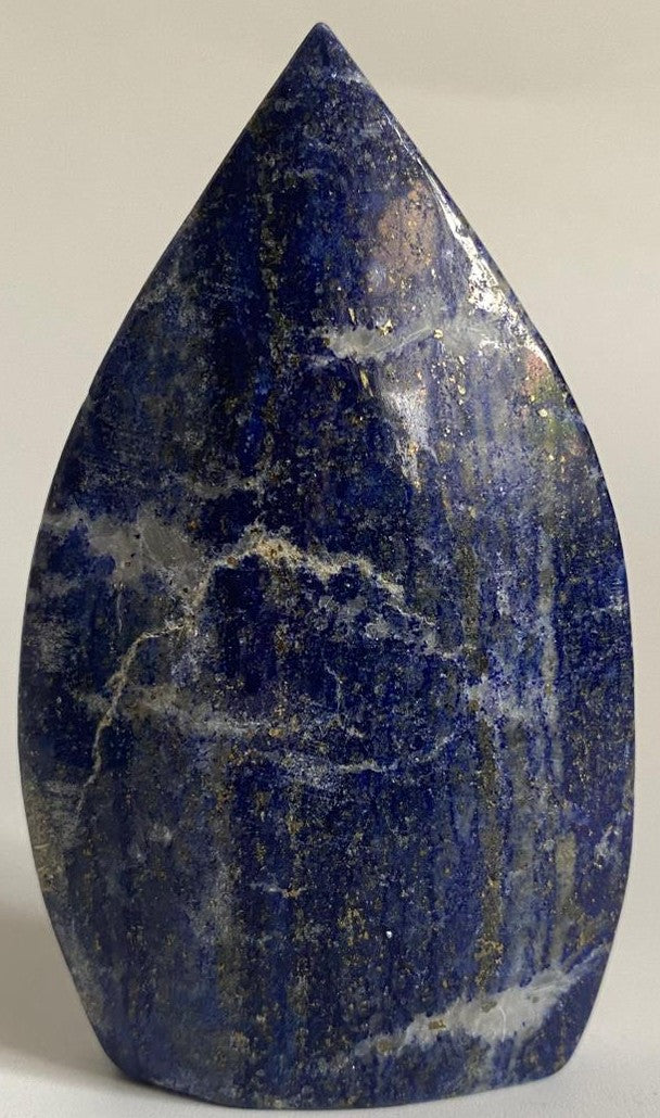 Sculptura de 9.3cm din piatra semipretioasa de lapis lazuli pe fundal alb