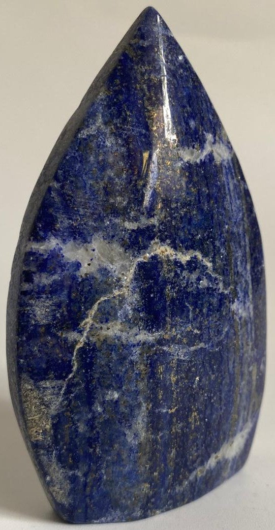 Sculptura de 9.3cm din cristal de lapis lazuli pe fundal alb