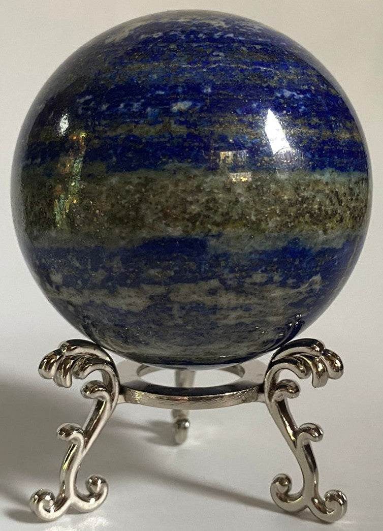 Sferă Lapis Lazuli naturală 6.3 cm cu incluziuni aurii pe suport metalic, ideală pentru decor și meditație