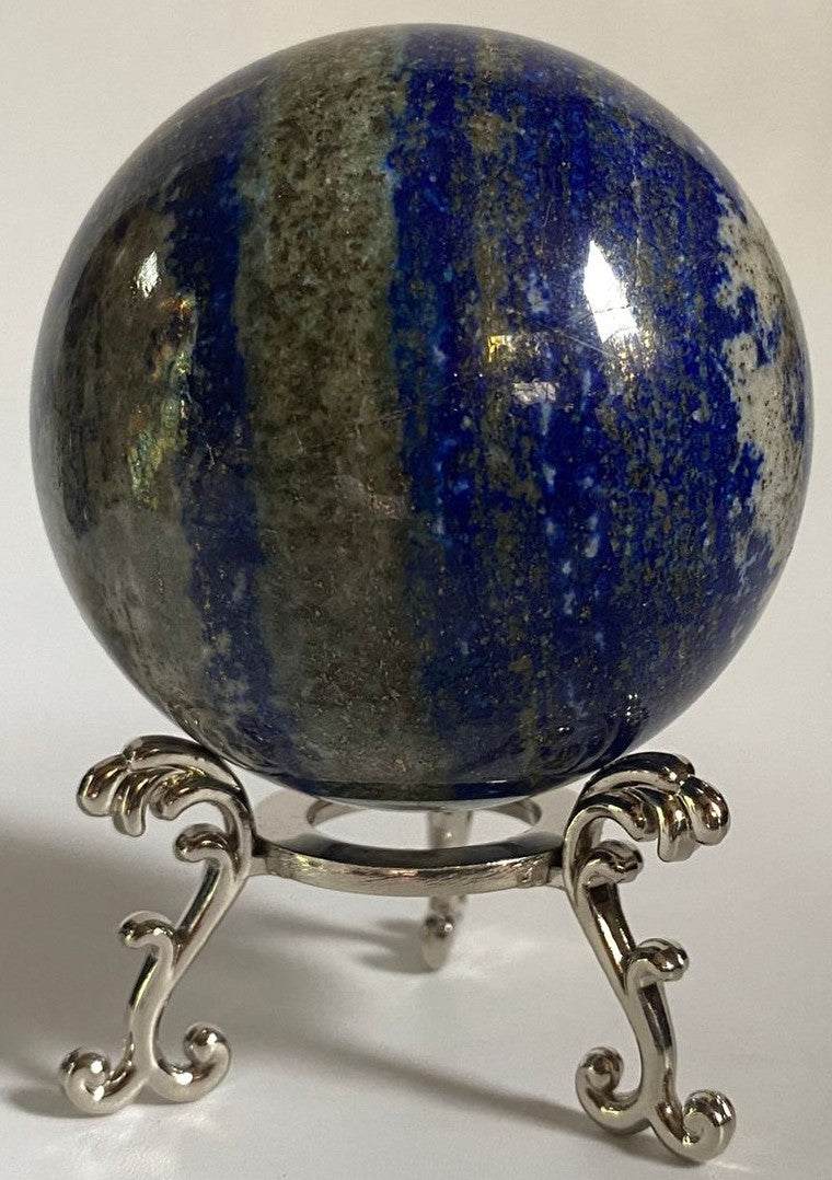 Sferă naturală de Lapis Lazuli albastru intens cu incluziuni aurii pe suport metalic pentru decor și meditație
