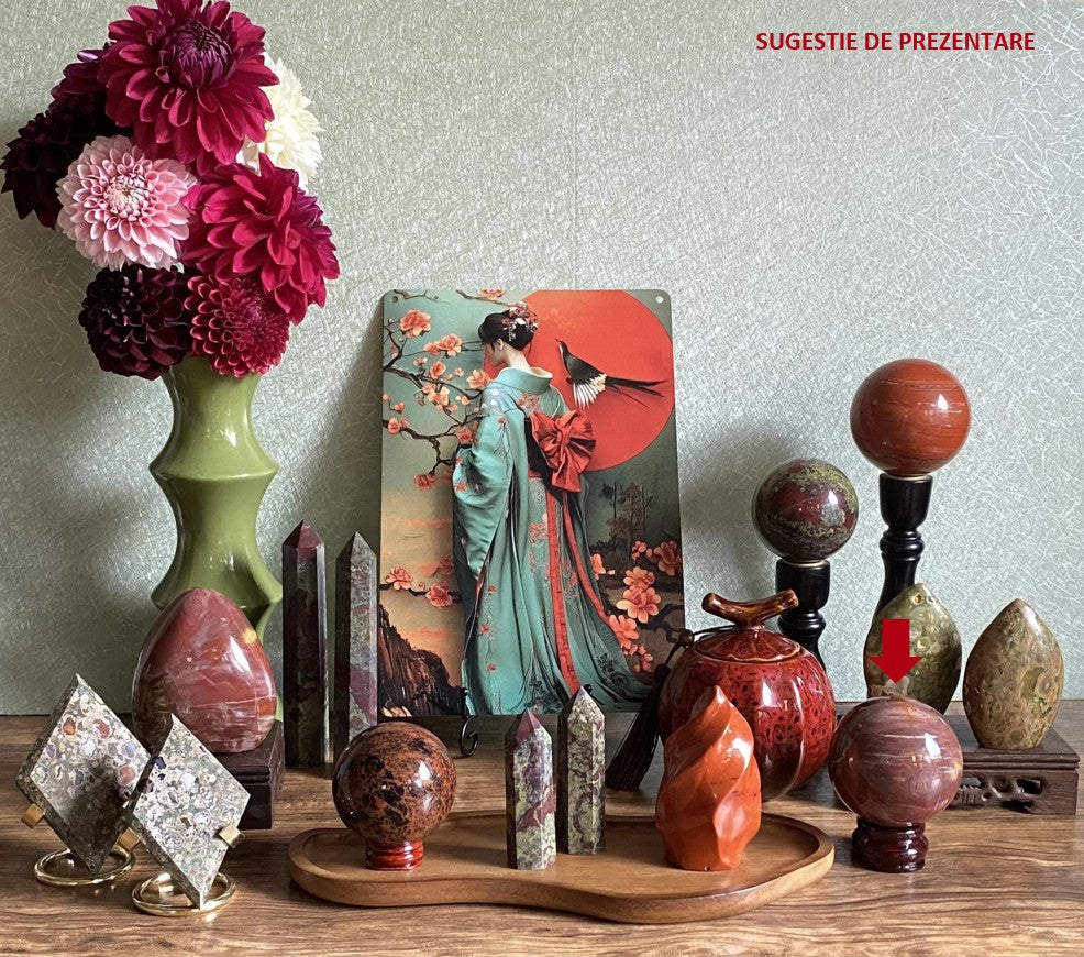 Decor cu sfera din piatra semipretioasa de lemn fosilizat pe suport din lemn cu vaza cu dalii