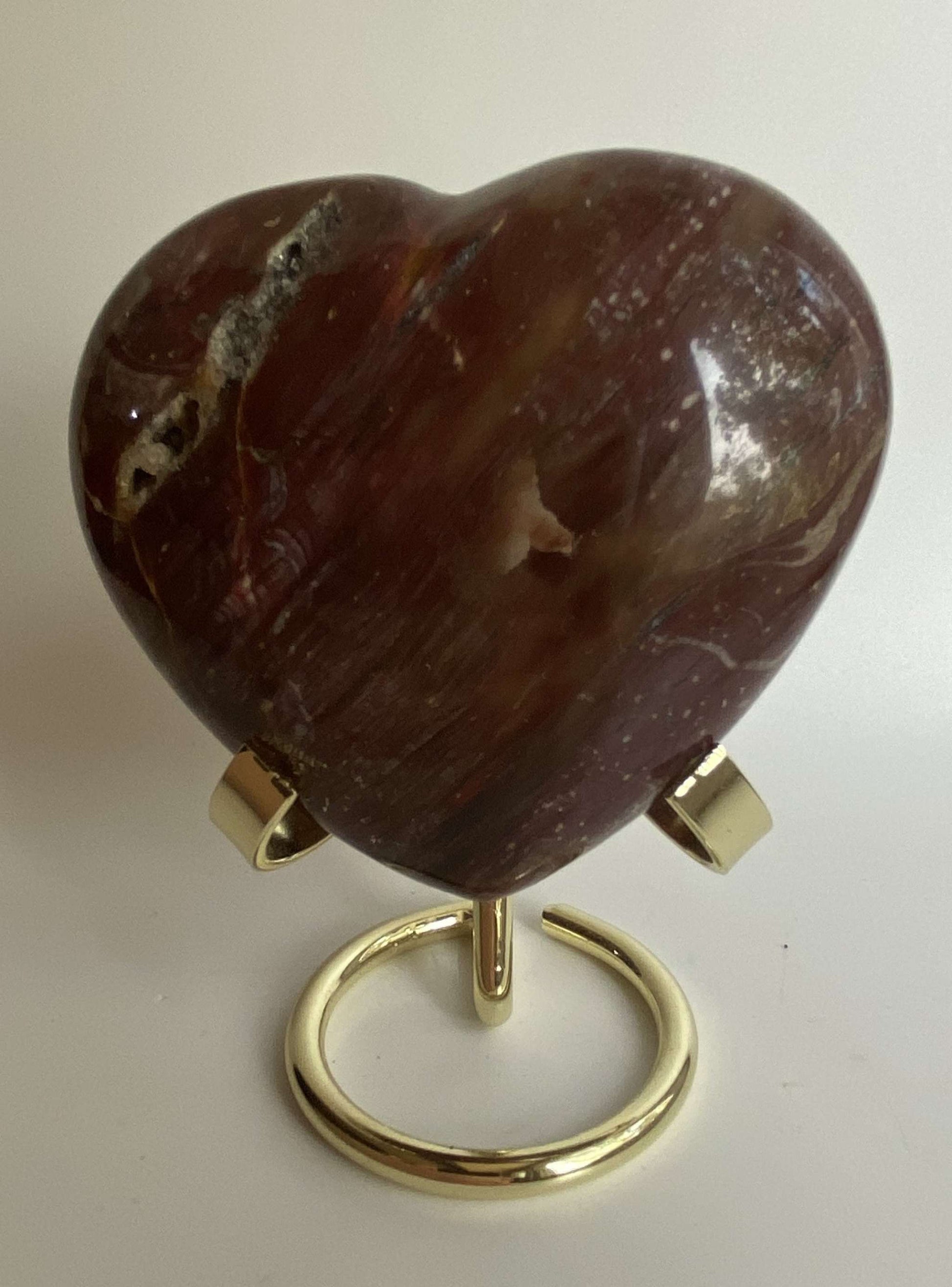 Lemn Pietrificat heart-shaped fossilized wood on metal stand