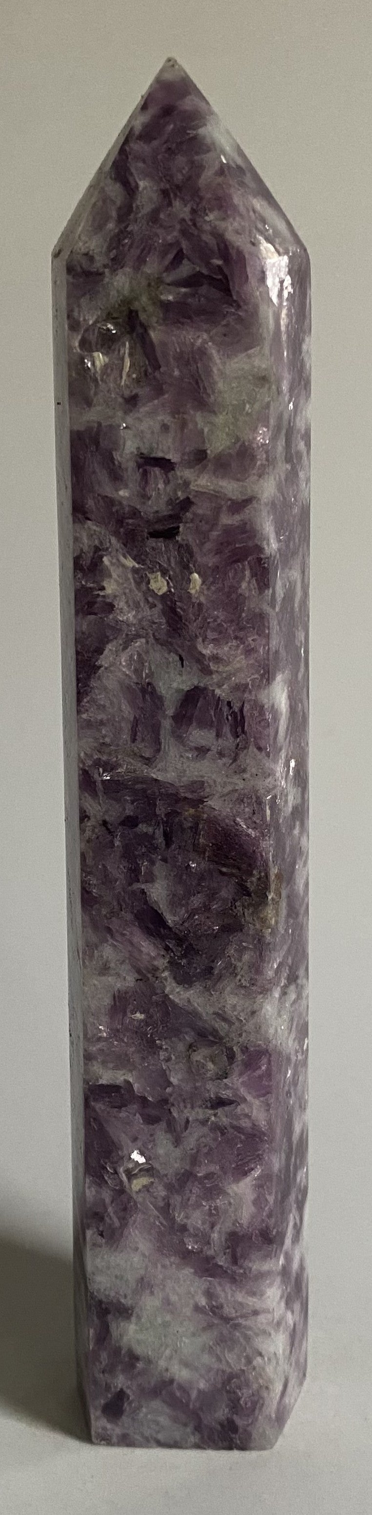 Obelisc de lepidolit natural de 17 cm, piatră semiprețioasă violetă, design fin și lustruit