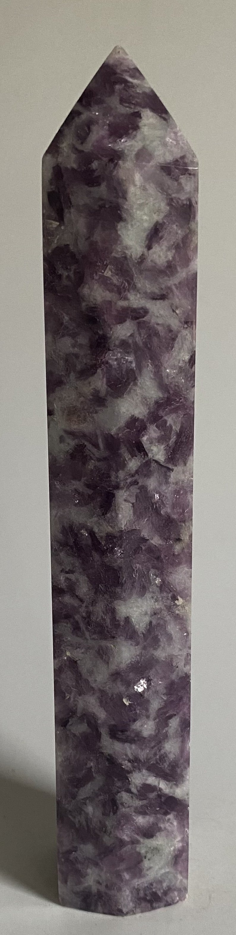 Obelisc din lepidolit natural de 17 cm, piatră semiprețioasă mov-purple cu textură unică.