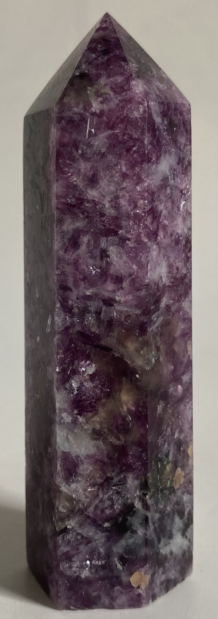 Obelisc din cristal de lepidolit pe fundal alb