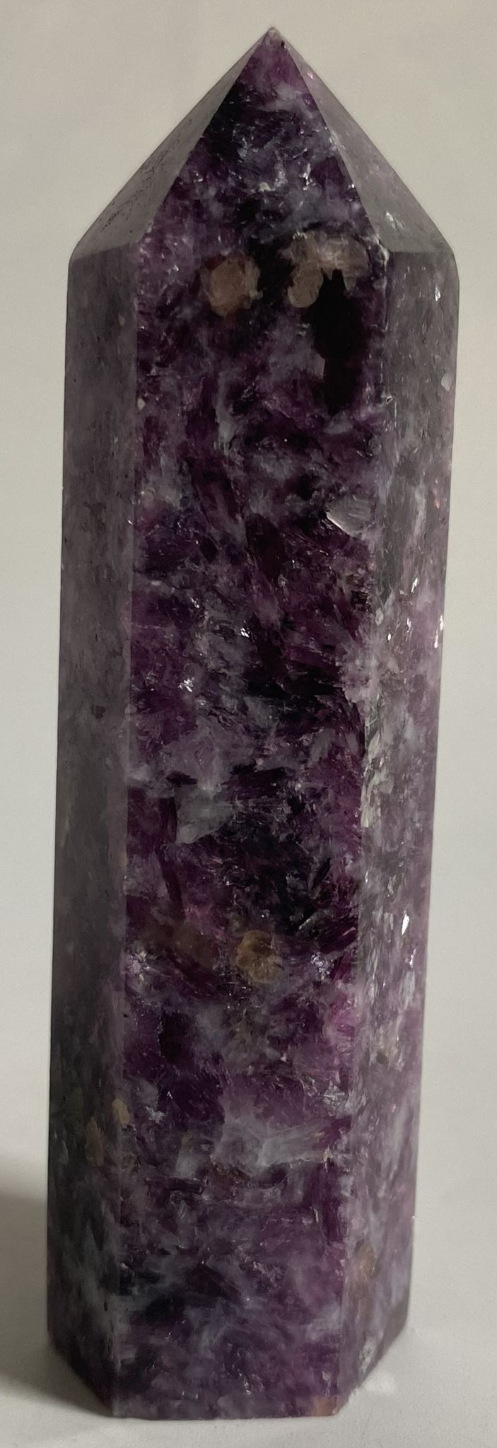 Obelisc de 9.1cm din cristal de lepidolit pe fundal alb