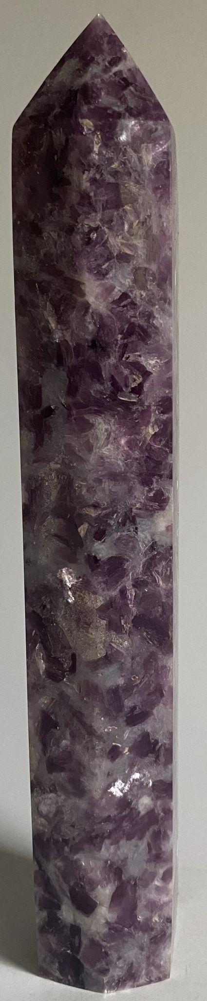 Obelisc din cristal de lepidolit pe fundal alb