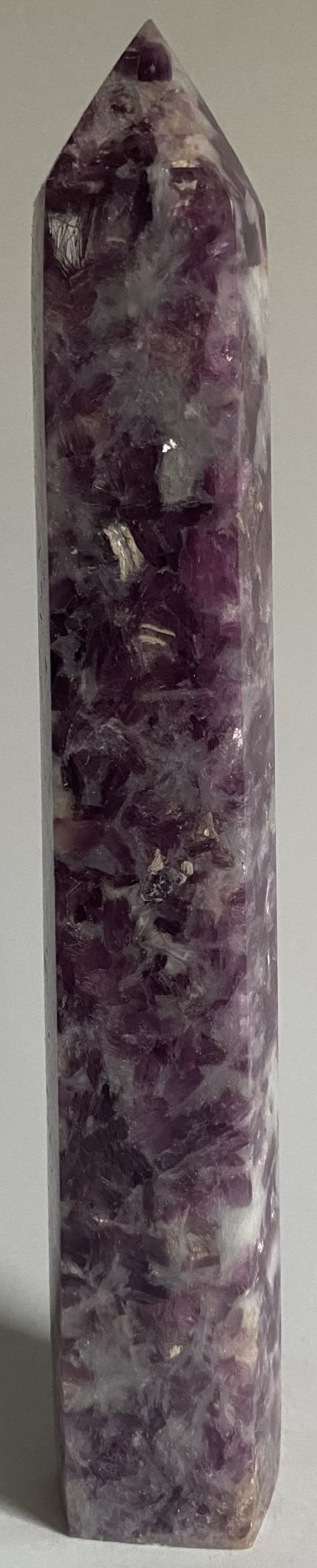 Obelisc de 19.7cm din piatra semipretioasa de lepidolit pe fundal alb