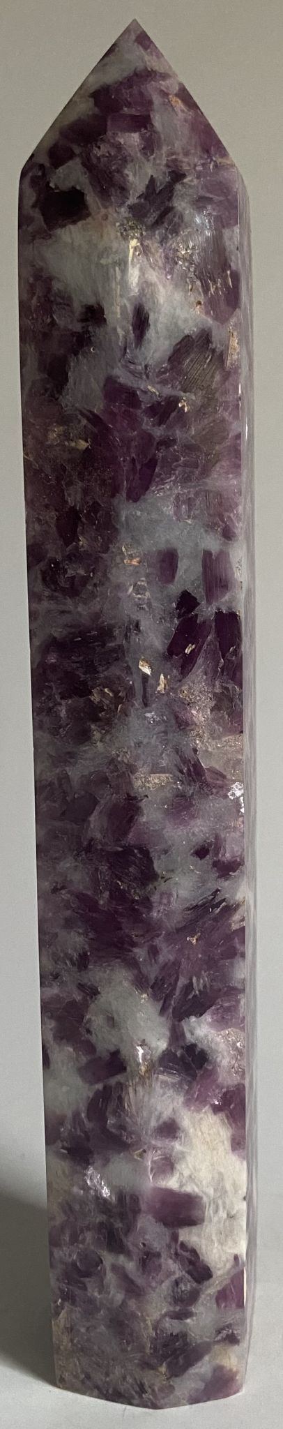 Obelisc de 19.7cm din cristal de lepidolit pe fundal alb