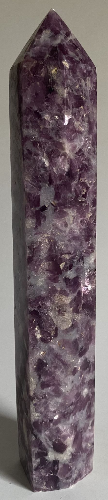 Obelisc vindecator de 19.7cm din piatra semipretioasa de lepidolit pe fundal alb