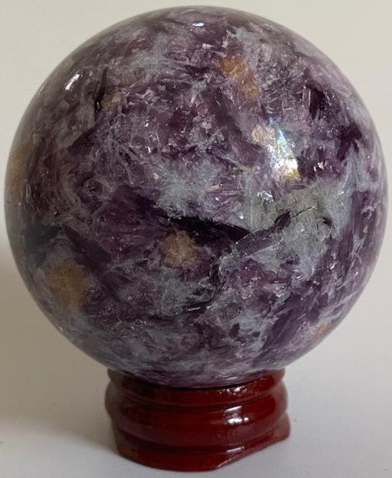 Sfera din cristal de lepidolit pe suport din lemn cu fundal alb