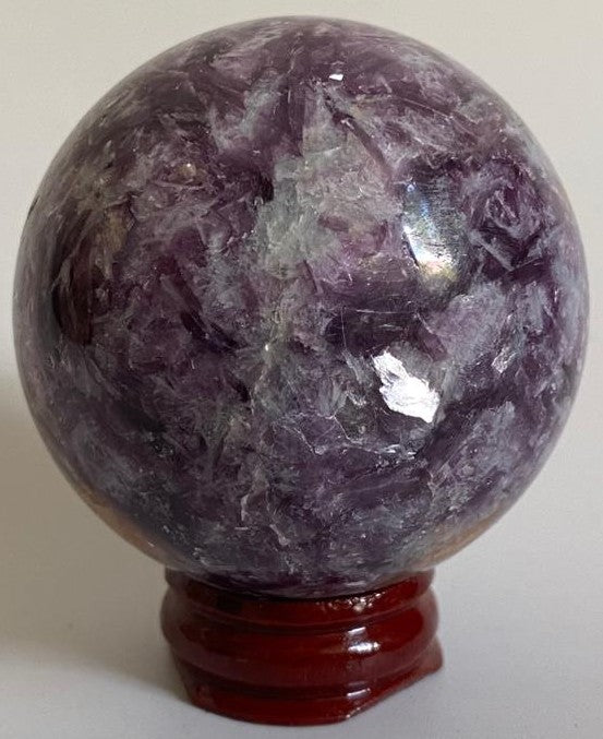 Sfera de 5.8cm din piatra semipretioasa de lepidolit pe suport din lemn cu fundal alb