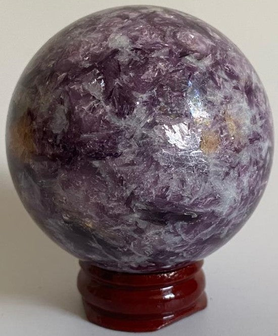 Sfera de 5.8cm din cristal de lepidolit pe suport din lemn cu fundal alb