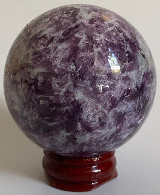 Sfera decorativa de 5.8cm din piatra semipretioasa de lepidolit pe suport din lemn cu fundal alb