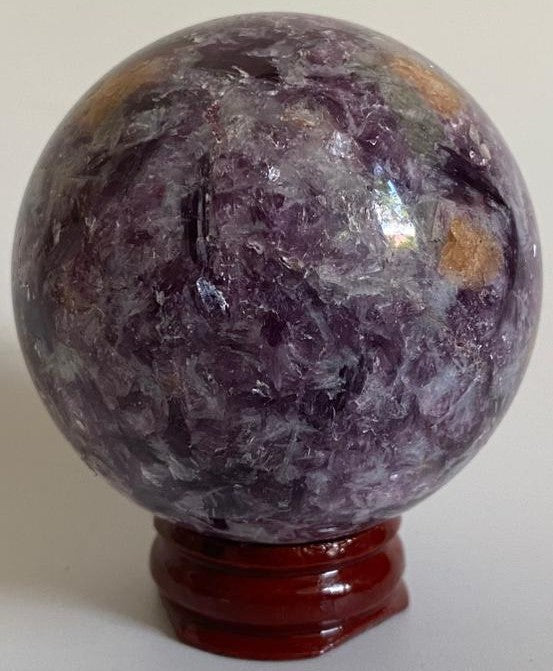 Sfera decorativa de 5.8cm din cristal de lepidolit pe suport din lemn cu fundal alb