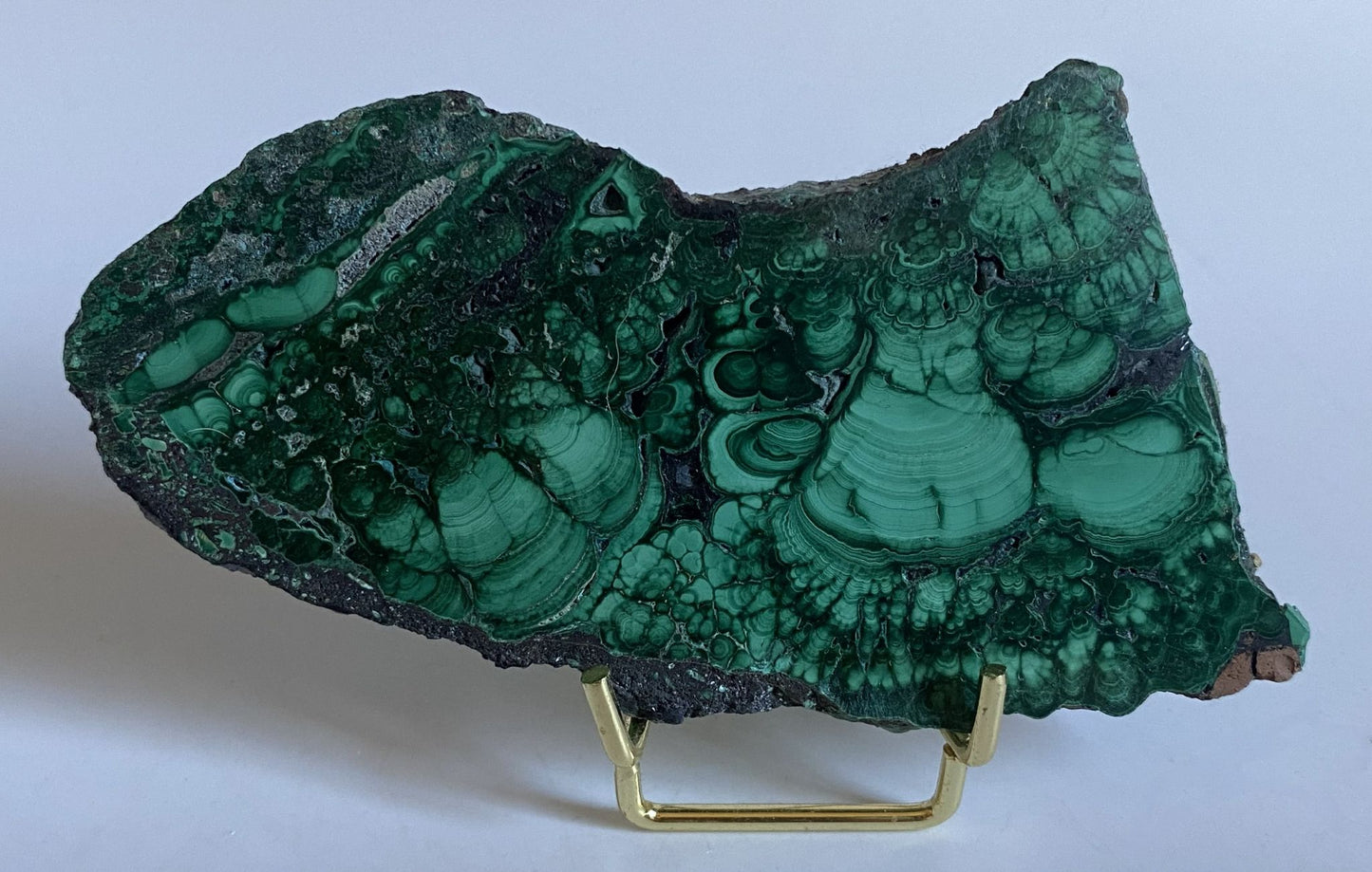 Felie din piatra semipretioasa de malachit pe suport metalic cu fundal alb