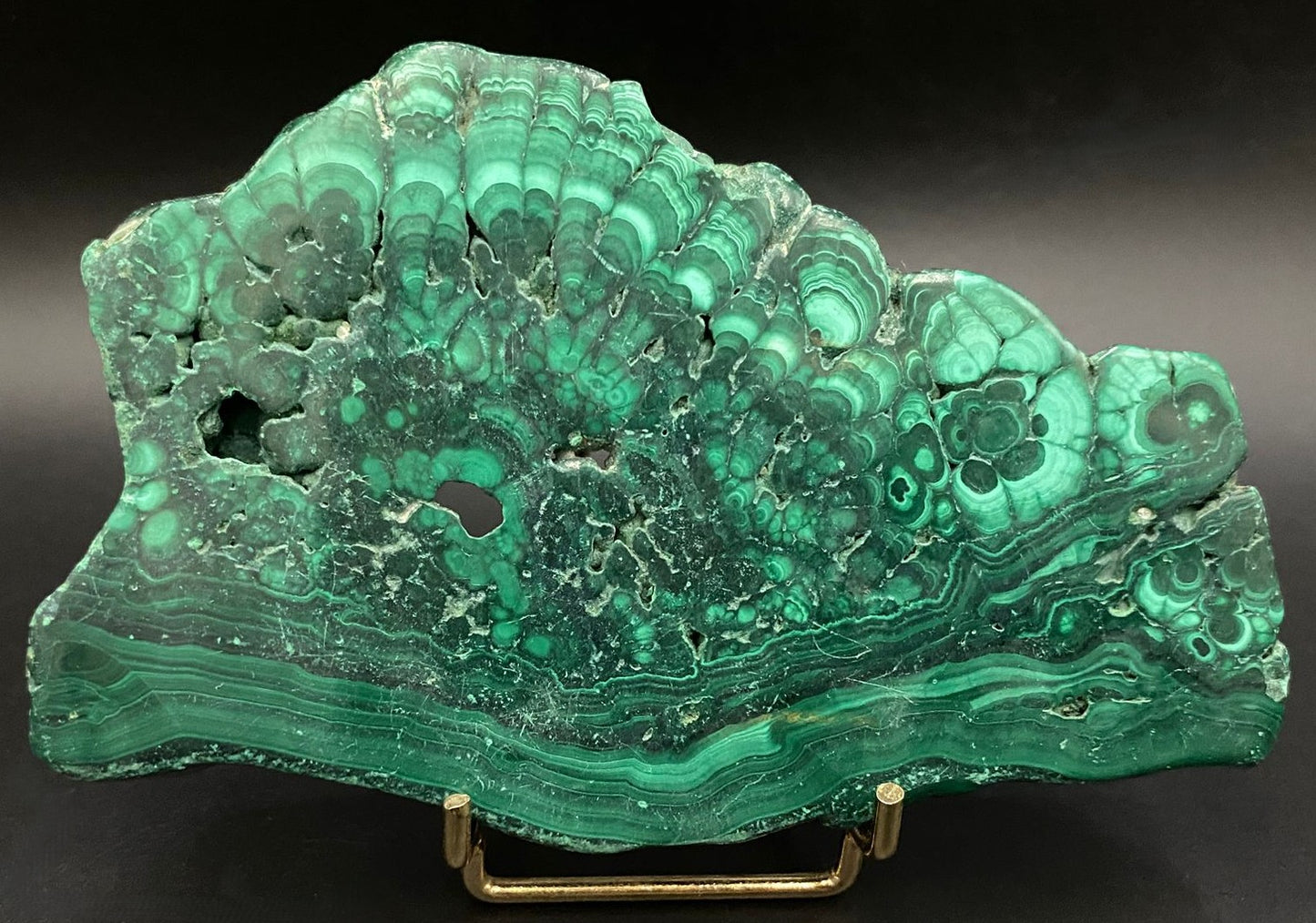 Felie din piatra semipretioasa de malachit pe suport metalic cu fundal negru