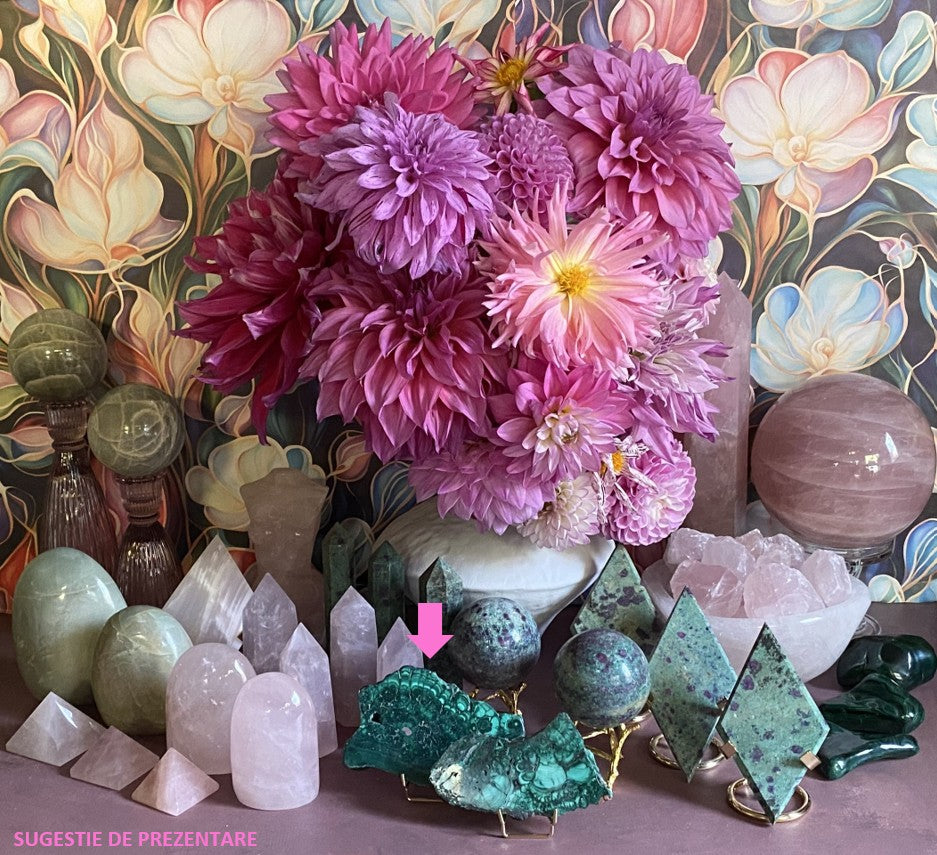 Decor cu felie din piatra semipretioasa de malachit pe suport metalic cu vaza cu dalii