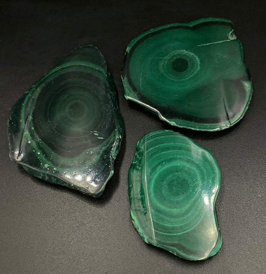 Set felii Malachit verzi naturale semiprețioase pe fundal negru