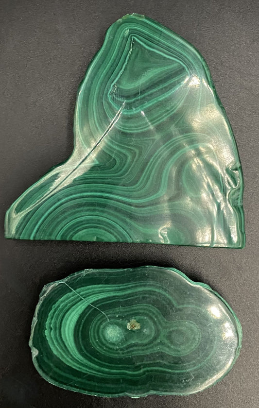 Set felii din piatra semipretioasa de malachit pe fundal negru