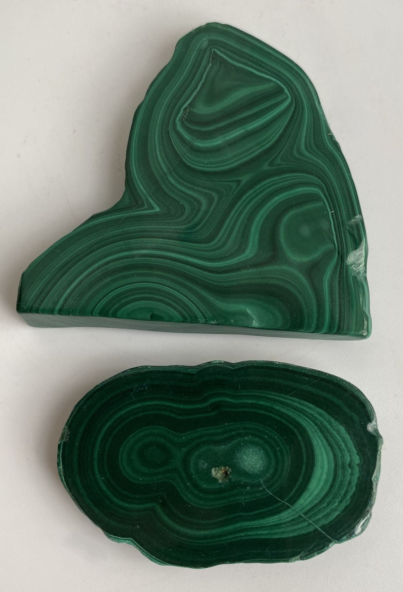 Set felii din piatra semipretioasa de malachit pe fundal alb