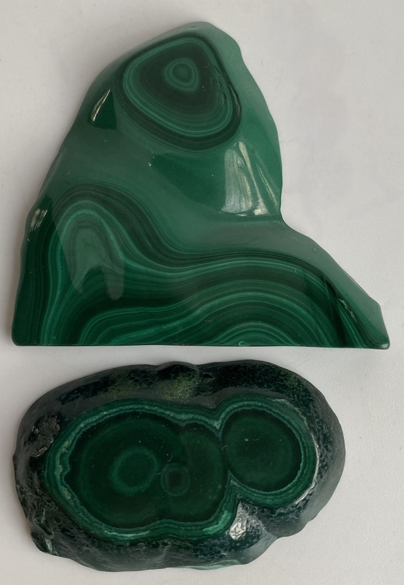 Set felii din cristal de malachit pe fundal alb