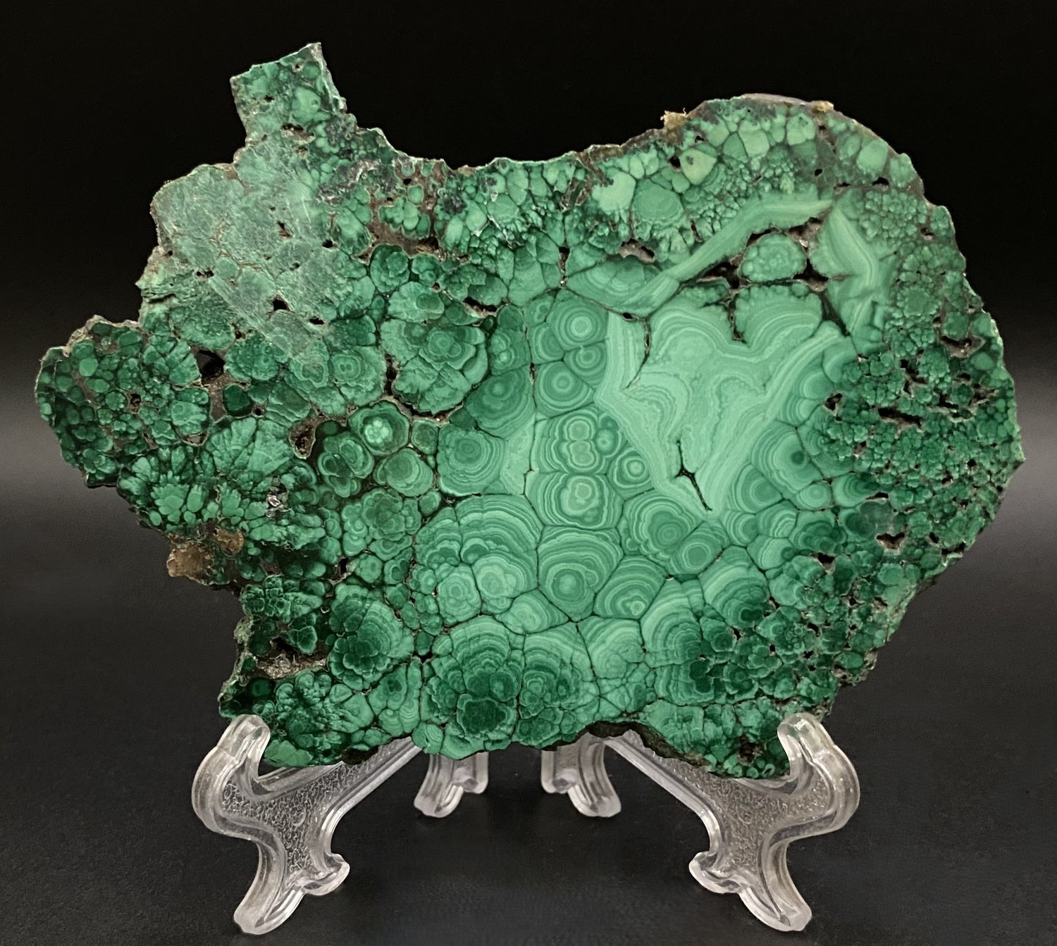 Felie din piatra semipretioasa de malachit pe suport cu fundal negru