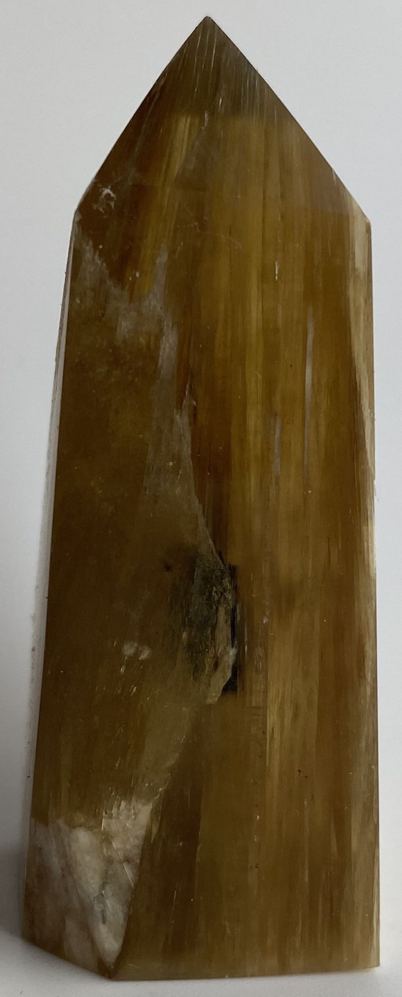 Obelisc de 6.2cm din piatra semipretioasa de mica aurie pe fundal alb