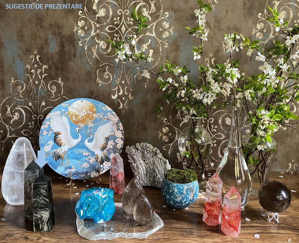 Decor cu obelisc din piatra semipretioasa de mica verde cu tablou cu cocori