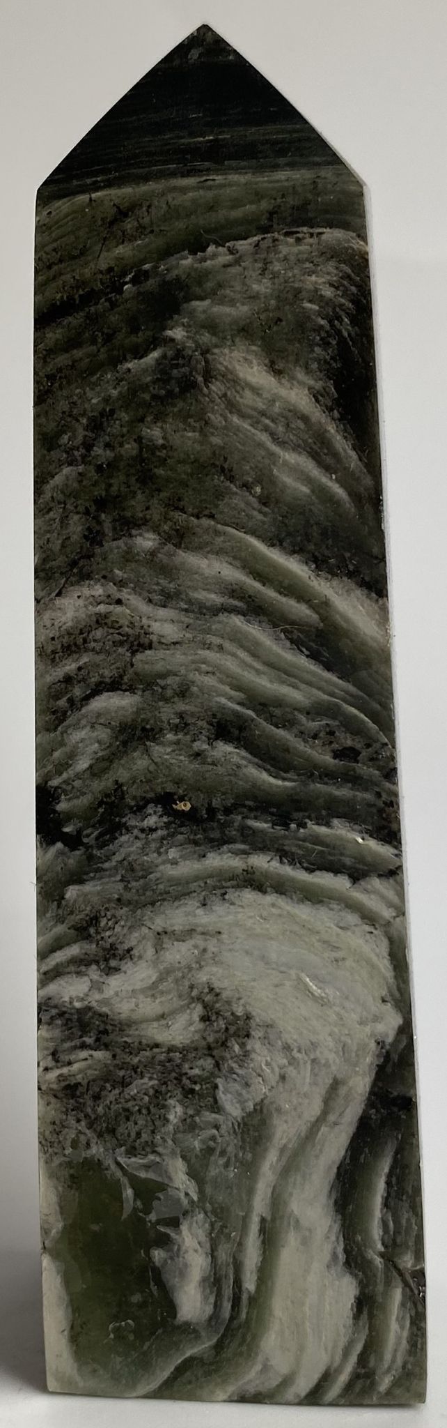 Obelisc din cristal de mica verde pe fundal alb