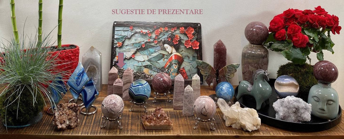 Set trei obeliscuri Muscovit Roz pe suport lemn cu cristale și plante decor.
