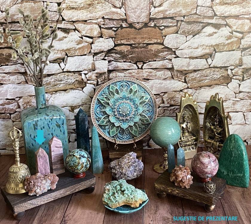 Obelisc din Muscovit Roz si alte pietre semipretioase naturale pe suporturi decorative