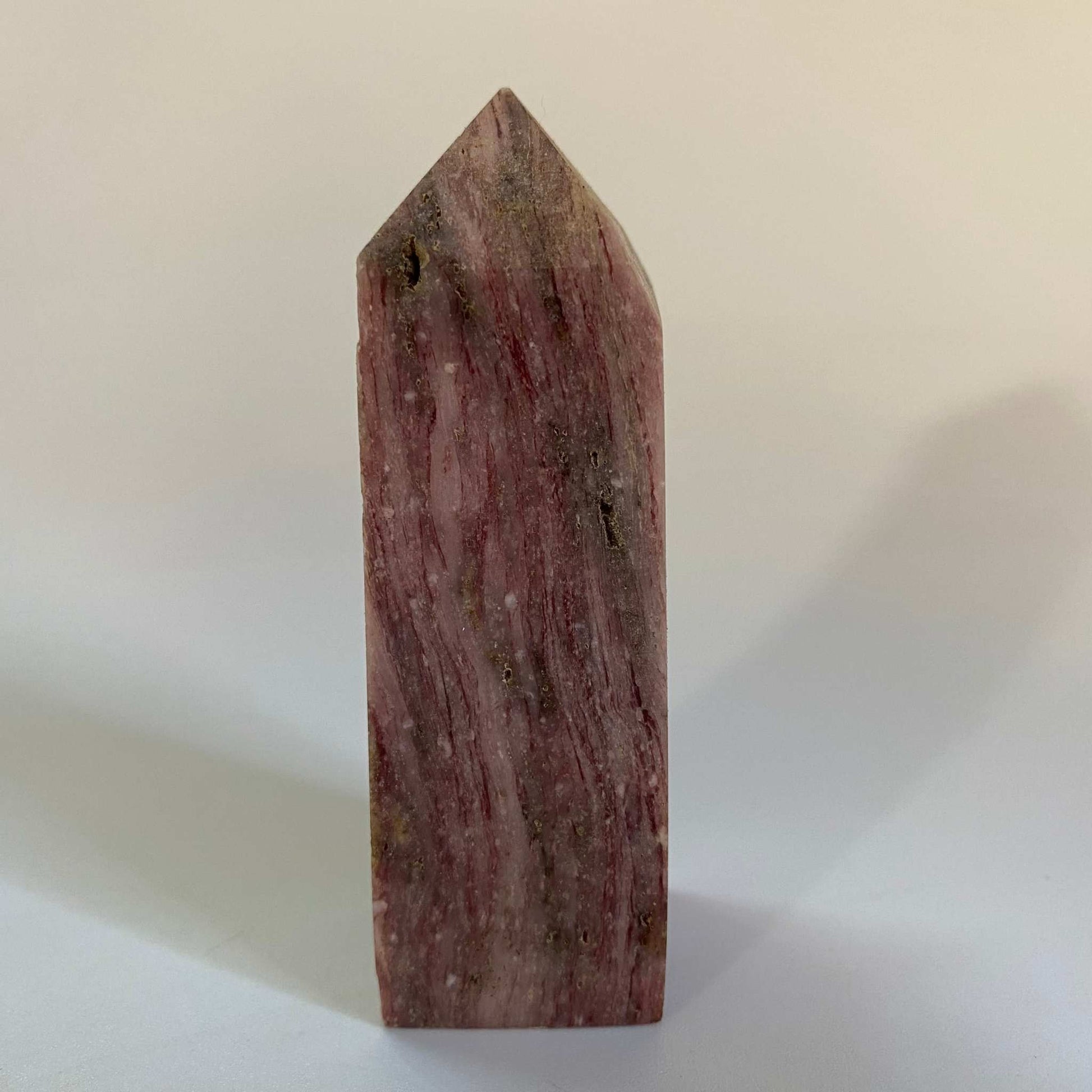 Obelisc din Muscovit Roz natural de 8.4 cm, piatră semiprețioasă roz, formă conică fină