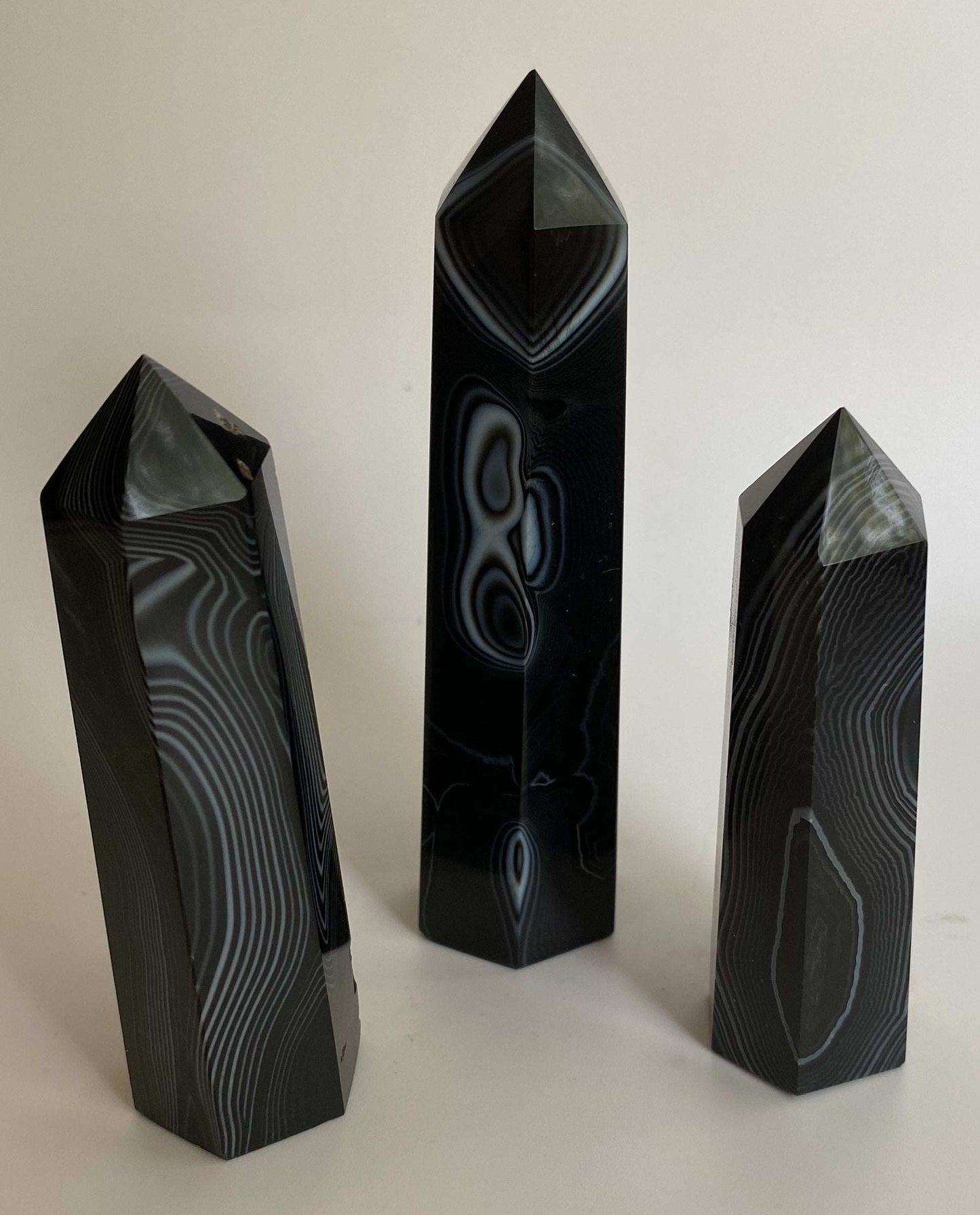 set obeliscuri din Agat Negru, trei obeliscuri decorative alb-negru cu model natural